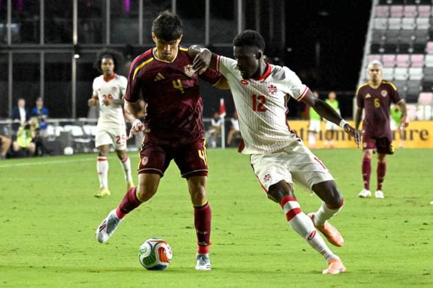 Adrian Cova (L) of Venezuela vies for the ball with Tani Oluwaseyi of Canada in a friendly mach between the national teams of Venezuela and Canada at the Chase Stadium, in Fort Lauderdale, United States, 18 November 2025. International Friendly, Länderspiel, Nationalmannschaft match: Venezuela vs Canada !ACHTUNG: NUR REDAKTIONELLE NUTZUNG!  Copyright: xGiorgioxVierax AMDEP9346 20251119-55018578076_1