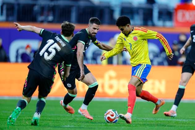 November 18, 2025: During the game, Colombia forward Luis Diaz 7 advances the ball upfield in an International Friendly, Länderspiel, Nationalmannschaft match between Colombia and Australia at Citi Field in Queens, New York. Colombia defeats Australia 3-0. Cal Media - ZUMAc04_ 20251118_zma_c04_331 Copyright: xShaquanxWoodyx