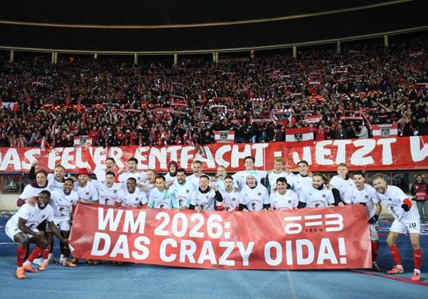 Sport Bilder des Tages (251119) -- VIENNA, Nov. 19, 2025 -- Players of Austria pose for photos with supporters after the 2026 World Cup European Qualifiers match between Austria VS Bosnia and Herzegovina in Vienna, Austria, Nov. 18, 2025. ) (SP)AUSTRIA-VIENNA-FOOTBALL-2026 WORLD CUP EUROPEAN QUALIFIERS-AUSTRIA VS BOSNIA AND HERZEGOVINA HexCanling 