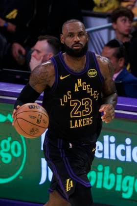 November 18, 2025, Los Angeles, California, USA: LeBron James 23 of the Los Angeles Lakers during their regular season NBA, Basketball Herren, USA game against the Utah Jazz on Tuesday November 18, 2025 at Crypto.com Arena in Los Angeles, California. ARIANA RUIZ PI Los Angeles USA - ZUMAp124 20251118_zaa_p124_058 Copyright: xArianaxRuizx