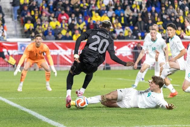 Ecuador and New Zealand in the United States Nilson Angulo of Ecuador battles for the ball with Ben Wayne of New Zealand at Sports Illustrated in Harrison, United States, on the afternoon of Tuesday, November 18, 2025. HARRISON NJ United States Copyright: xWilliamxVolcovx