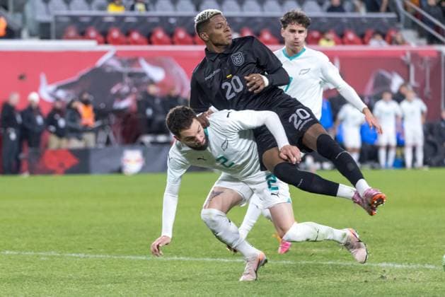 Ecuador and New Zealand in the United States Nilson Angulo of Ecuador battles for the ball with Ben Wayne of New Zealand at Sports Illustrated in Harrison, United States, on the afternoon of Tuesday, November 18, 2025. HARRISON NJ United States Copyright: xWilliamxVolcovx