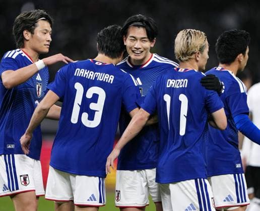 Football: Japan vs. Bolivia friendly Keito Nakamura (13) of Japan is congratulated by teammates after scoring the team s third goal during the second half of an International Friendly, Länderspiel, Nationalmannschaft against Bolivia at the National Stadium in Tokyo on Nov. 18, 2025.  A14AA0005044135P