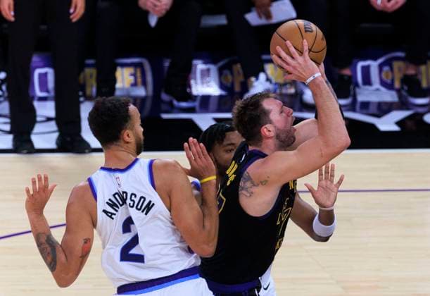 November 18, 2025, Los Angeles, California, USA: Luka Doncic 77 of the Los Angeles Lakers draws a foul as Kyle Anderson 2 and Isaiah Collier 8 of the Utah Jazz defend the basket during their regular season NBA, Basketball Herren, USA game on Tuesday November 18, 2025 at Crypto.com Arena in Los Angeles, California. Lakers defeat Jazz, 140-127. ARIANA RUIZ PI Los Angeles USA - ZUMAp124 20251118_zaa_p124_061 Copyright: xArianaxRuizx
