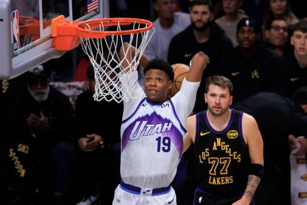 November 18, 2025, Los Angeles, California, USA: Svi Mykhailiuk 19 of the Utah Jazz dunks the ball during their regular season NBA, Basketball Herren, USA game against the Los Angeles Lakers on Tuesday November 18, 2025 at Crypto.com Arena in Los Angeles, California. Lakers defeat Jazz, 140-127. ARIANA RUIZ PI Los Angeles USA - ZUMAp124 20251118_zaa_p124_075 Copyright: xArianaxRuizx