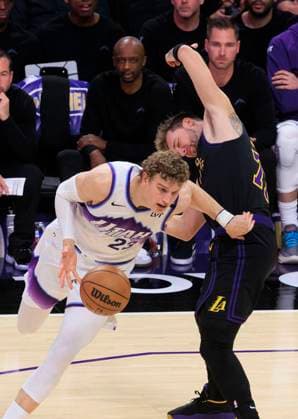 November 18, 2025, Los Angeles, California, USA: Lauri Markkanen 23 of the Utah Jazz drives past Luka Doncic 77 of the Los Angeles Lakers during their regular season NBA, Basketball Herren, USA game on Tuesday November 18, 2025 at Crypto.com Arena in Los Angeles, California. Lakers defeat Jazz, 140-127. ARIANA RUIZ PI Los Angeles USA - ZUMAp124 20251118_zaa_p124_079 Copyright: xArianaxRuizx