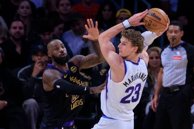 November 18, 2025, Los Angeles, California, USA: Lauri Markkanen 23 of the Utah Jazz passes the ball as LeBron James 23 of the Los Angeles Lakers defends during their regular season NBA, Basketball Herren, USA game on Tuesday November 18, 2025 at Crypto.com Arena in Los Angeles, California. Lakers defeat Jazz, 140-127. ARIANA RUIZ PI Los Angeles USA - ZUMAp124 20251118_zaa_p124_081 Copyright: xArianaxRuizx