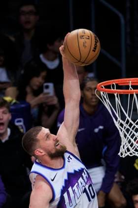 November 18, 2025, Los Angeles, California, USA: Svi Mykhailiuk 10 of the Utah Jazz dunks the ball during their regular season NBA, Basketball Herren, USA game against the Los Angeles Lakers on Tuesday November 18, 2025 at Crypto.com Arena in Los Angeles, California. Lakers defeat Jazz, 140-127. ARIANA RUIZ PI Los Angeles USA - ZUMAp124 20251118_zaa_p124_084 Copyright: xArianaxRuizx