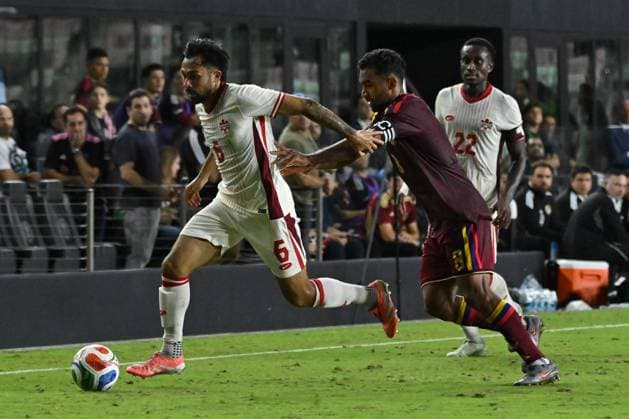 Cristian Cásseres (R) of Venezuela vies for the ball with Mathieu Choiniere of Canada in a friendly mach between the national teams of Venezuela and Canada at the Chase Stadium, in Fort Lauderdale, United States, 18 November 2025. International Friendly, Länderspiel, Nationalmannschaft match: Venezuela vs Canada !ACHTUNG: NUR REDAKTIONELLE NUTZUNG!  Copyright: xGiorgioxVierax AMDEP9351 20251119-55018578074_1