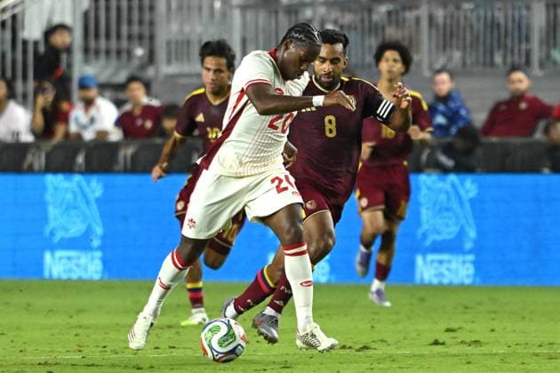 Cristian Cásseres (R) of Venezuela vies for the ball with Jonathan David of Canada in a friendly mach between the national teams of Venezuela and Canada at the Chase Stadium, in Fort Lauderdale, United States, 18 November 2025. International Friendly, Länderspiel, Nationalmannschaft match: Venezuela vs Canada !ACHTUNG: NUR REDAKTIONELLE NUTZUNG!  Copyright: xGiorgioxVierax AMDEP9282 20251119-55018578075_1