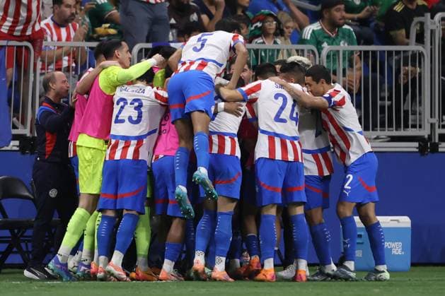 Paraguayan players celebrate a goal during a friendly match between Mexico and Paraguay at the Alamodome in San Antonio, California, 18 November 2025. International Friendly, Länderspiel, Nationalmannschaft Mexico - Paraguay !ACHTUNG: NUR REDAKTIONELLE NUTZUNG!  Copyright: xCarlosxRamírezx AME368 20251119-55018578080_1