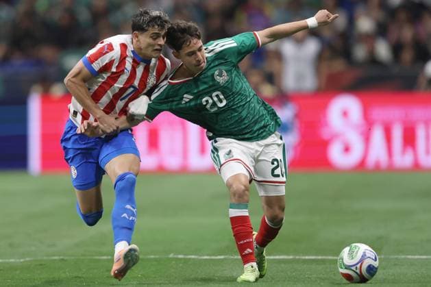 Mateo Chávez (L) of Mexico challenges Ramón Sosa of Paraguay for the ball during a friendly match between Mexico and Paraguay at the Alamodome in San Antonio, California, 18 November 2025. International Friendly, Länderspiel, Nationalmannschaft Mexico - Paraguay !ACHTUNG: NUR REDAKTIONELLE NUTZUNG!  Copyright: xCarlosxRamírezx AME351 20251119-55018578096_1