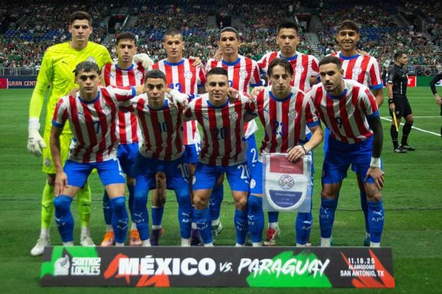 Paragauy players lineup during a friendly match between Mexico and Paraguay at the Alamodome in San Antonio, California, 18 November 2025. International Friendly, Länderspiel, Nationalmannschaft Mexico - Paraguay !ACHTUNG: NUR REDAKTIONELLE NUTZUNG!  Copyright: xCarlosxRamírezx AME352 20251119-55018578098_1