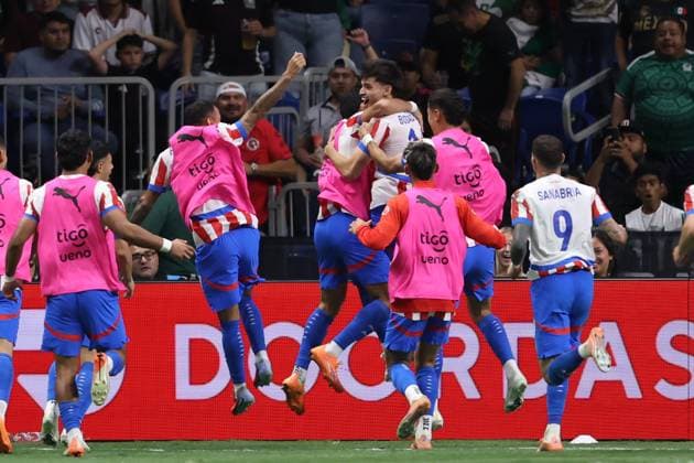 Paraguayan players celebrate a goal during a friendly match between Mexico and Paraguay at the Alamodome in San Antonio, California, 18 November 2025. International Friendly, Länderspiel, Nationalmannschaft Mexico - Paraguay !ACHTUNG: NUR REDAKTIONELLE NUTZUNG!  Copyright: xCarlosxRamírezx AME376 20251119-55018578099_1