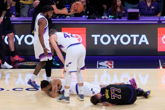 Sport Bilder des Tages November 18, 2025, Los Angeles, California, USA: Kyle Anderson 2 of the Utah Jazz collides with Luka Doncic 77 of the Los Angeles Lakers during their regular season NBA, Basketball Herren, USA game on Tuesday November 18, 2025 at Crypto.com Arena in Los Angeles, California. Lakers defeat Jazz, 140-127. ARIANA RUIZ PI Los Angeles USA - ZUMAp124 20251118_zaa_p124_089 Copyright: xArianaxRuizx