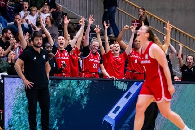 Denmark v Greece, FIBA Women™s EuroBasket qualifiers, Gentofte, Denmark Gentofte, Denmark. 18th, November 2025. The players of Denmark seen in celebration on the sideline during the FIBA Women™s Eurobasket qualifier match between Denmark and Greece at Gentofte Hallen in Gentofte. Denmark, Gentofte  Copyright: xGonzalesxPhoto TobiasxJorgensenx