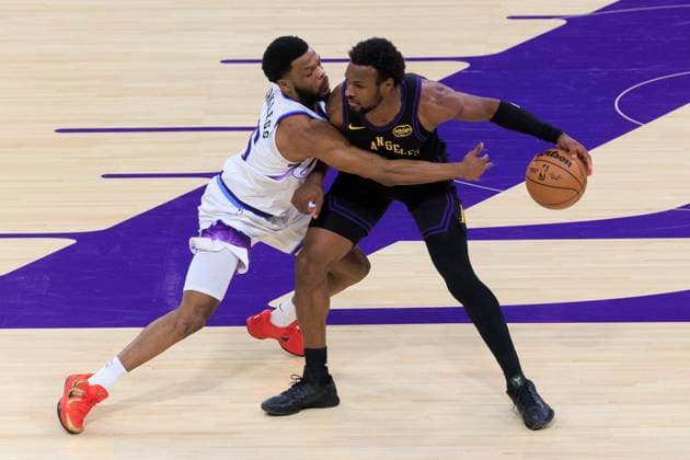 November 18, 2025, Los Angeles, California, USA: Elijah Harkless 16 of the Utah Jazz attempts to steal the ball from Bronny James 9 of the Los Angeles Lakers during their regular season NBA, Basketball Herren, USA game on Tuesday November 18, 2025 at Crypto.com Arena in Los Angeles, California. Lakers defeat Jazz, 140-127. ARIANA RUIZ PI Los Angeles USA - ZUMAp124 20251118_zaa_p124_097 Copyright: xArianaxRuizx