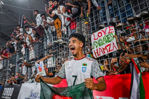Sport Bilder des Tages Fußball, Asienmeisterschaft Quali, Bangladesch - Indien Bangladesh v India - Football Match Shekh Morsalin of Bangladesh celebrates after winning the match during the third round of the Asian Cup qualifiers between Bangladesh and India at the National Stadium in Dhaka, Bangladesh, on November 18, 2025. (Final Score: Bangladesh 1:0 India). Dhaka Dhaka Bangladesh  Copyright: xZabedxHasnainxChowdhuryx originalFilename:chowdhury-banglade251118_np4EI.jpg