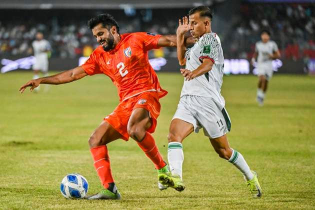 Fußball, Asienmeisterschaft Quali, Bangladesch - Indien Bangladesh v India - Football Match Bangladeshi Md Foysal Ahmed Fahim (R) and Indian Rahul Bheke (L) try to control the ball during the third round of the Asian Cup qualifiers match between Bangladesh and India at the National Stadium in Dhaka, Bangladesh, on November 18, 2025. (Final Score: Bangladesh 1:0 India). Dhaka Dhaka Bangladesh  Copyright: xZabedxHasnainxChowdhuryx originalFilename:chowdhury-banglade251118_npdXx.jpg
