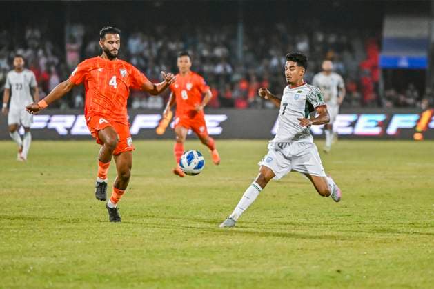 Fußball, Asienmeisterschaft Quali, Bangladesch - Indien Bangladesh v India - Football Match Bangladeshi Shekh Morsalin (R) and Indian Anwar Ali (L) try to control the ball during the third round of the Asian Cup qualifiers match between Bangladesh and India at the National Stadium in Dhaka, Bangladesh, on November 18, 2025. (Final Score: Bangladesh 1:0 India). Dhaka Dhaka Bangladesh  Copyright: xZabedxHasnainxChowdhuryx originalFilename:chowdhury-banglade251118_npVEc.jpg