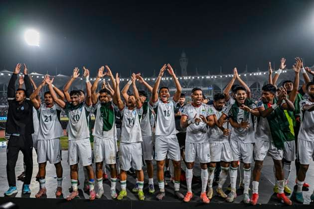 Fußball, Asienmeisterschaft Quali, Bangladesch - Indien Bangladesh v India - Football Match Bangladeshi players celebrate after winning the match during the third round of the Asian Cup qualifiers between Bangladesh and India at the National Stadium in Dhaka, Bangladesh, on November 18, 2025. (Final Score: Bangladesh 1:0 India). Dhaka Dhaka Bangladesh  Copyright: xZabedxHasnainxChowdhuryx originalFilename:chowdhury-banglade251118_npAWt.jpg