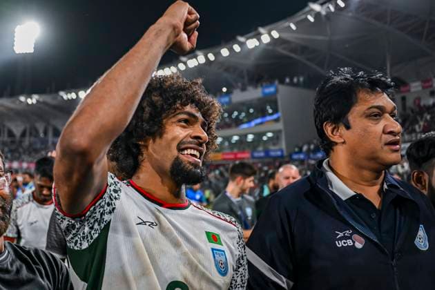 Fußball, Asienmeisterschaft Quali, Bangladesch - Indien Bangladesh v India - Football Match Hamza Choudhury of Bangladesh celebrates after winning the match during the third round of the Asian Cup qualifiers between Bangladesh and India at the National Stadium in Dhaka, Bangladesh, on November 18, 2025. (Final Score: Bangladesh 1:0 India). Dhaka Dhaka Bangladesh  Copyright: xZabedxHasnainxChowdhuryx originalFilename:chowdhury-banglade251118_npOJK.jpg