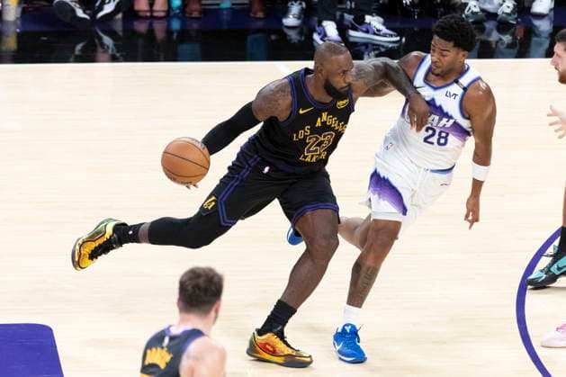 November 18, 2025, Los Angeles, California, United States: Los Angeles Lakers™ LeBron James (23) drives against Utah Jazz s Brice Sensabaugh (28) during an NBA, Basketball Herren, USA basketball game, at Crypto.com Arena. Lakers 140:126 Jazz. Los Angeles United States - ZUMAs197 20251118_aaa_s197_533 Copyright: xRingoxChiux