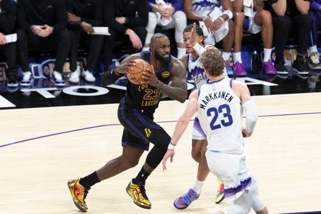 November 18, 2025, Los Angeles, California, United States: Los Angeles Lakers™ LeBron James (23) drives against the Utah Jazz during an NBA, Basketball Herren, USA basketball game, at Crypto.com Arena. Lakers 140:126 Jazz. Los Angeles United States - ZUMAs197 20251118_aaa_s197_548 Copyright: xRingoxChiux