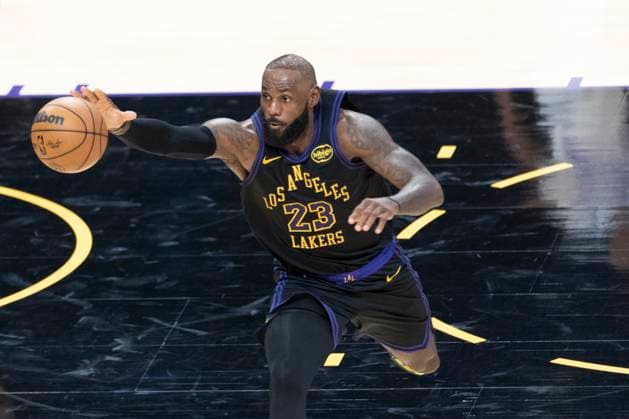 November 18, 2025, Los Angeles, California, United States: Los Angeles Lakers™ LeBron James (23) chases the ball against the Utah Jazz during an NBA, Basketball Herren, USA basketball game, at Crypto.com Arena. Lakers 140:126 Jazz. Los Angeles United States - ZUMAs197 20251118_aaa_s197_551 Copyright: xRingoxChiux