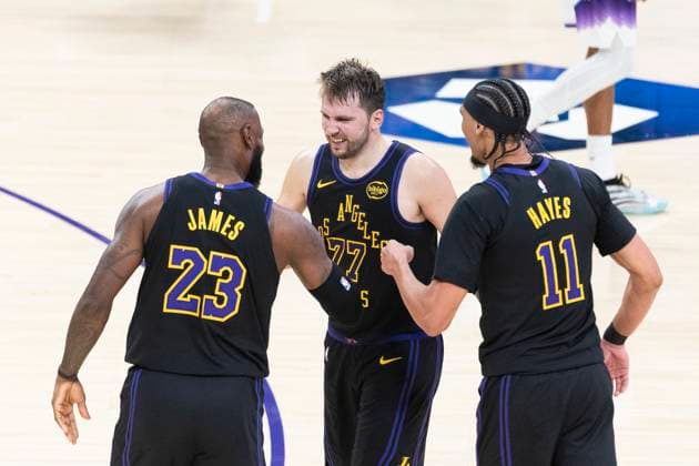 November 18, 2025, Los Angeles, California, United States: Los Angeles Lakers™ LeBron James (23) greets with Luka Don?i? (77) and Jaxson Hayes (11) during an NBA, Basketball Herren, USA basketball game against the Utah Jazz, at Crypto.com Arena. Lakers 140:126 Jazz. Los Angeles United States - ZUMAs197 20251118_aaa_s197_554 Copyright: xRingoxChiux