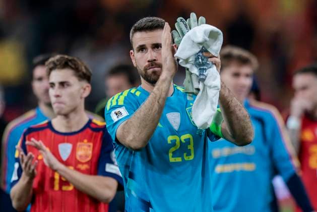 Spain v Turkiye - FIFA World Cup, WM, Weltmeisterschaft, Fussball 2026 Qualifier Unai Simon of Spain shows appreciation to fans during the FIFA World Cup 2026 Qualifier match between Spain and Turkiye at La Cartuja Stadium in Seville, Spain, on November 18, 2025. Seville Spain  Copyright: xJosexLuisxContrerasx originalFilename:joseluiscontreras-spainvtu251118_nppqf.jpg