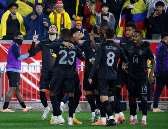 Ecuador v New Zealand - International Friendly, Länderspiel, Nationalmannschaft Ecuadorian striker Leonardo Campana (16) celebrates with his teammates after scoring the second goal in the international friendly match at Sports Illustrated Stadium in New Jersey, United States, on November 18, 2025. Ecuador ends the year with a 2-0 victory over New Zealand. NEW JERSEY United States  Copyright: xDeccioxSerranox originalFilename:serrano-notitle251118_np3zZ.jpg