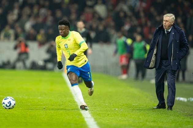 FOOTBALL: International Friendly, Länderspiel, Nationalmannschaft match between Brazil and Tunez at Stade Pierre-Mauroy on November 18, 2025 in Lille, France. Vinicius Junior 7 (BRA) et Carlo Ancelotti (ITA) manager Brasil head coach  Copyright: xelyxandroxcegarrax