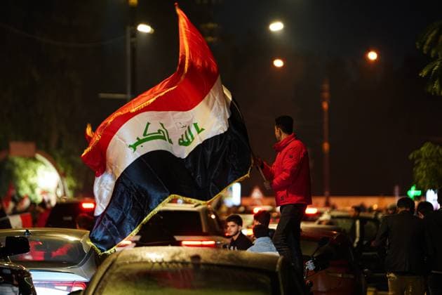 November 18, 2025, Mosul, Iraq: Iraqi young man waves flag as people celebrate following Iraq™s qualification to the 2026 World Cup international playoff. Iraq defeated the UAE 2-1 at Basra International Stadium in the second leg of the final round of the Asian qualifiers for the World Cup. Mosul Iraq - ZUMAs197 20251118_aaa_s197_558 Copyright: xIsmaelxAdnanx