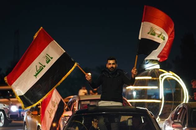 November 18, 2025, Mosul, Iraq: Iraqi young man waves flag as people celebrate following Iraq™s qualification to the 2026 World Cup international playoff. Iraq defeated the UAE 2-1 at Basra International Stadium in the second leg of the final round of the Asian qualifiers for the World Cup. Mosul Iraq - ZUMAs197 20251118_aaa_s197_559 Copyright: xIsmaelxAdnanx