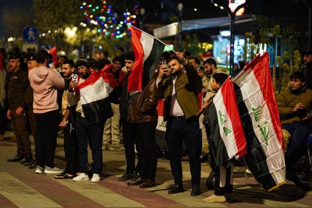 November 18, 2025, Mosul, Iraq: Iraqis wave flag as they celebrate following Iraq™s qualification to the 2026 World Cup international playoff. Iraq defeated the UAE 2-1 at Basra International Stadium in the second leg of the final round of the Asian qualifiers for the World Cup. Mosul Iraq - ZUMAs197 20251118_aaa_s197_560 Copyright: xIsmaelxAdnanx
