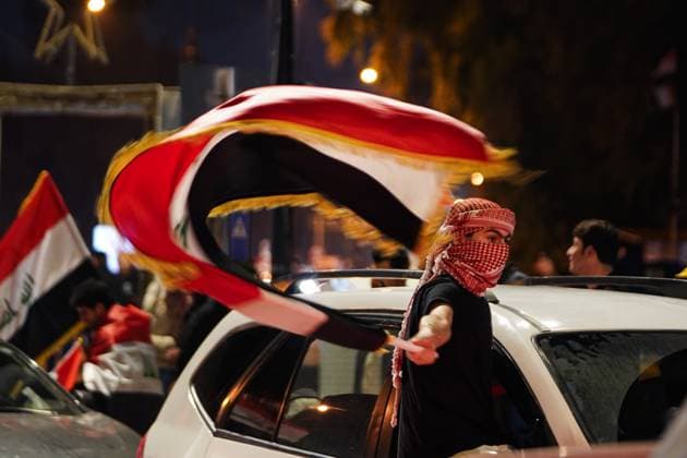 November 18, 2025, Mosul, Iraq: Iraqi young man waves flag as people celebrate following Iraq™s qualification to the 2026 World Cup international playoff. Iraq defeated the UAE 2-1 at Basra International Stadium in the second leg of the final round of the Asian qualifiers for the World Cup. Mosul Iraq - ZUMAs197 20251118_aaa_s197_562 Copyright: xIsmaelxAdnanx
