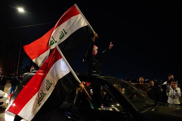 November 18, 2025, Mosul, Iraq: Iraqis wave flag as they celebrate following Iraq™s qualification to the 2026 World Cup international playoff. Iraq defeated the UAE 2-1 at Basra International Stadium in the second leg of the final round of the Asian qualifiers for the World Cup. Mosul Iraq - ZUMAs197 20251118_aaa_s197_566 Copyright: xIsmaelxAdnanx