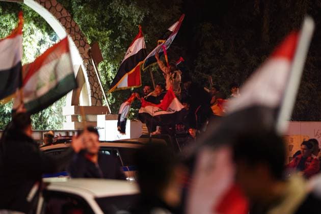 November 18, 2025, Mosul, Iraq: Iraqis wave flag as they celebrate following Iraq™s qualification to the 2026 World Cup international playoff. Iraq defeated the UAE 2-1 at Basra International Stadium in the second leg of the final round of the Asian qualifiers for the World Cup. Mosul Iraq - ZUMAs197 20251118_aaa_s197_568 Copyright: xIsmaelxAdnanx