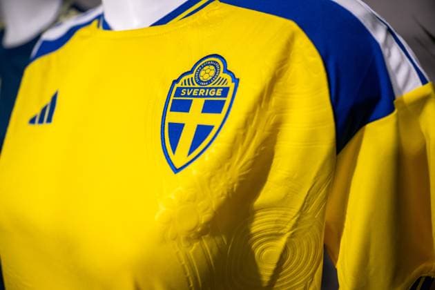 251119 The official jersey of the Swedish women s national football team at a press conference on November 19, 2025 in Stockholm Photo Johanna Säll BILDBYRAN kod JL JL0571 fotboll football soccer fotball nations league uefa womens nations league presskonferens press conference sverige sweden dam bbeng genre adidas  Copyright: JOHANNAxSÄLL BB251119BB324