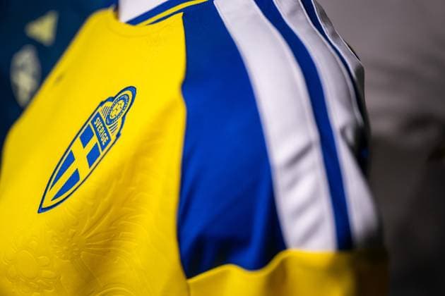 251119 The official jersey of the Swedish women s national football team at a press conference on November 19, 2025 in Stockholm Photo Johanna Säll BILDBYRAN kod JL JL0571 fotboll football soccer fotball nations league uefa womens nations league presskonferens press conference sverige sweden dam bbeng genre adidas  Copyright: JOHANNAxSÄLL BB251119BB325