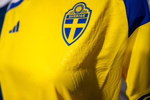 251119 The official jersey of the Swedish women s national football team at a press conference on November 19, 2025 in Stockholm Photo Johanna Säll BILDBYRAN kod JL JL0571 fotboll football soccer fotball nations league uefa womens nations league presskonferens press conference sverige sweden dam bbeng genre adidas  Copyright: JOHANNAxSÄLL BB251119BB327