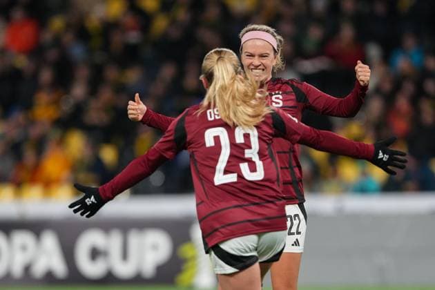 Switzerland UEFA Women s Europa Cup 2025 26 1 8 final, BSC YB Women vs AC Sparta Praha Stadion Wankdorf, Bern Franny Cerna 22 Sparta Praha celebrates after her goal with Elizabeth Ospeck 23 Sparta Praha Bern Stadion Wankdorf Bern Switzerland Copyright: xKjetilxWaberx