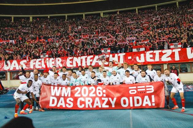 Fussball Österreich, FIFA WM Qualifikation Europa UEFA 2026, Spieltag 10 - ÖFB Österreich vs. Bosnien und Herzegowina NFSBIH - Ernst-Happel-Stadion (Wien, Österreich): WM 2026 - Das Crazy Oida WM Amerika, Jubel, Vorfreude, Auslosung, Fankurve, Fans, Stimmung *** Football Austria, FIFA World Cup Qualification Europe UEFA 2026, Matchday 10 ÖFB Austria vs Bosnia and Herzegovina NFSBIH Ernst Happel Stadium Vienna, Austria World Cup 2026 The Crazy Oida World Cup America, cheers, anticipation, draw, fan curve, fans, atmosphere Copyright: xLukasxBierederx