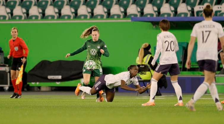Photo Janou LEVELS Wolfsburg vs Simi AWUJO Manchester Womens Champions League on Wed 19 11 2025 VfL Wolfsburg Manchester United
