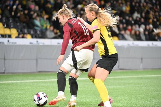 BERN, SWITZERLAND NOVEMBER 19 Michaela Khyrova of Sparta Praha l against Maja Jelcic of Young Boys r during the UEFA Women s Europa Cup 2025 26 Round of 16 Second Leg match between BSC Young Boys and AC Sparta Praha at Stadion Wankdorf on November 19, 2025 in Bern, Switzerland Bern Stadion Wankdorf Bern Switzerland Copyright: xJustPictures.ch ManuelxWinterbergerx jp-en-EuSpIm-MWI_5417