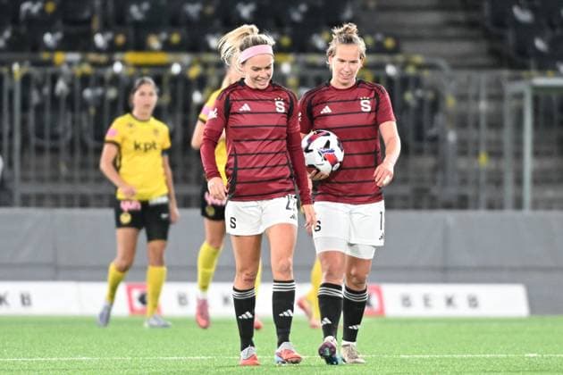 BERN, SWITZERLAND NOVEMBER 19 Michaela Khyrova of Sparta Prahay r celebrating here score with Franny Cerna of Sparta Praha l during the UEFA Women s Europa Cup 2025 26 Round of 16 Second Leg match between BSC Young Boys and AC Sparta Praha at Stadion Wankdorf on November 19, 2025 in Bern, Switzerland Bern Stadion Wankdorf Bern Switzerland Copyright: xJustPictures.ch ManuelxWinterbergerx jp-en-EuSpIm-MWI_5431