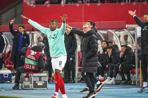 Fussball Österreich, FIFA WM Qualifikation Europa UEFA 2026, Spieltag 10 - ÖFB Österreich vs. Bosnien und Herzegowina NFSBIH - Ernst-Happel-Stadion (Wien, Österreich): David Alaba (Österreich, 8) an der Seitenlinie mit Ralf Rangnick (Österreich, Trainer) *** Football Austria, FIFA World Cup Qualification Europe UEFA 2026, Matchday 10 ÖFB Austria vs Bosnia and Herzegovina NFSBIH Ernst Happel Stadium Vienna, Austria David Alaba Austria, 8 on the touchline with Ralf Rangnick Austria, coach Copyright: xLukasxBierederx