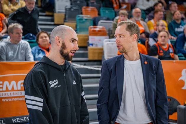 Basketball FIBA Europe Cup, Season 2025 2026, Men, Main Round, Group Stage, Matchday 6, 19 11 2025, RASTA Vechta Dinamo BDS Sassari Tommy Kuhse 12 RASTA Vechta in conversation with Christian Held Head Coach RASTA Vechta before the game Vechta RASTA Dome Lower Saxony Germany
