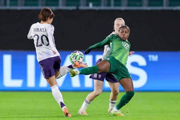 Hinata Miyazawa Manchester United , Lineth Beerensteyn VfL Wolfsburg and Anna Sandberg Manchester United battle for the ball, UEFA Women s Champions League 2025 26 League Phase MD4, VfL Wolfsburg v Manchester United Women, VfL Wolfsburg Arena on November 19, 2025 in Wolfsburg, Germany Photo by Marco Steinbrenner DeFodi Images Hinata Miyazawa Manchester United , Lineth Beerensteyn VfL Wolfsburg and Anna Sandberg Manchester United battle for the ball, UEFA Women s Champions League 2025 26 League Phase MD4, VfL Wolfsburg v Manchester United Women, VfL Wolfsburg Arena, November 19, 2025 in Wolfsburg, Germany Photo by Marco Steinbrenner DeFodi Images